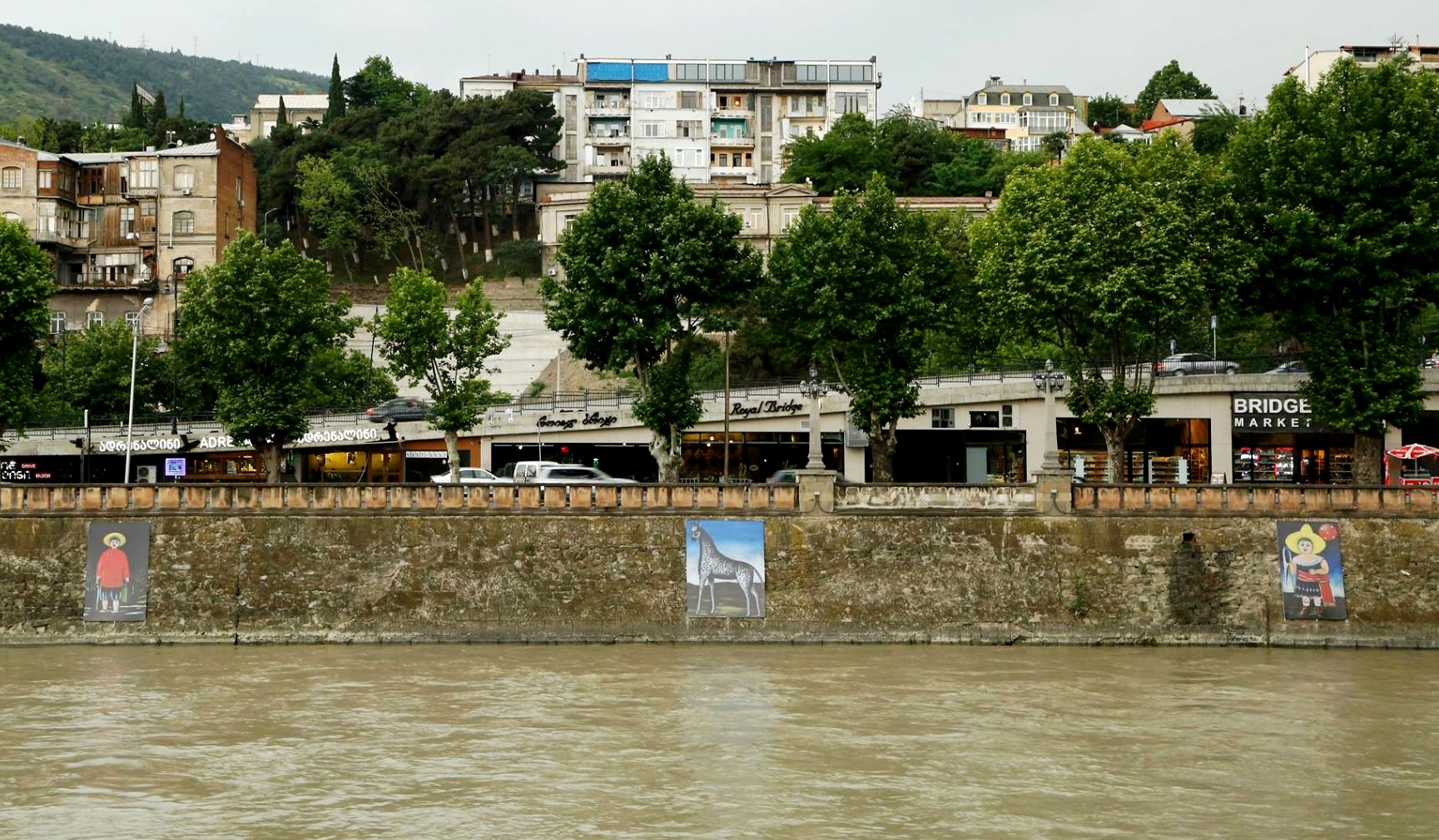 Набережная пивная. Центр Тбилиси на реке кура. Тбилисская Тбилисская набережная. ГЭС Мтквари Грузия. Тбилиси на набережной.
