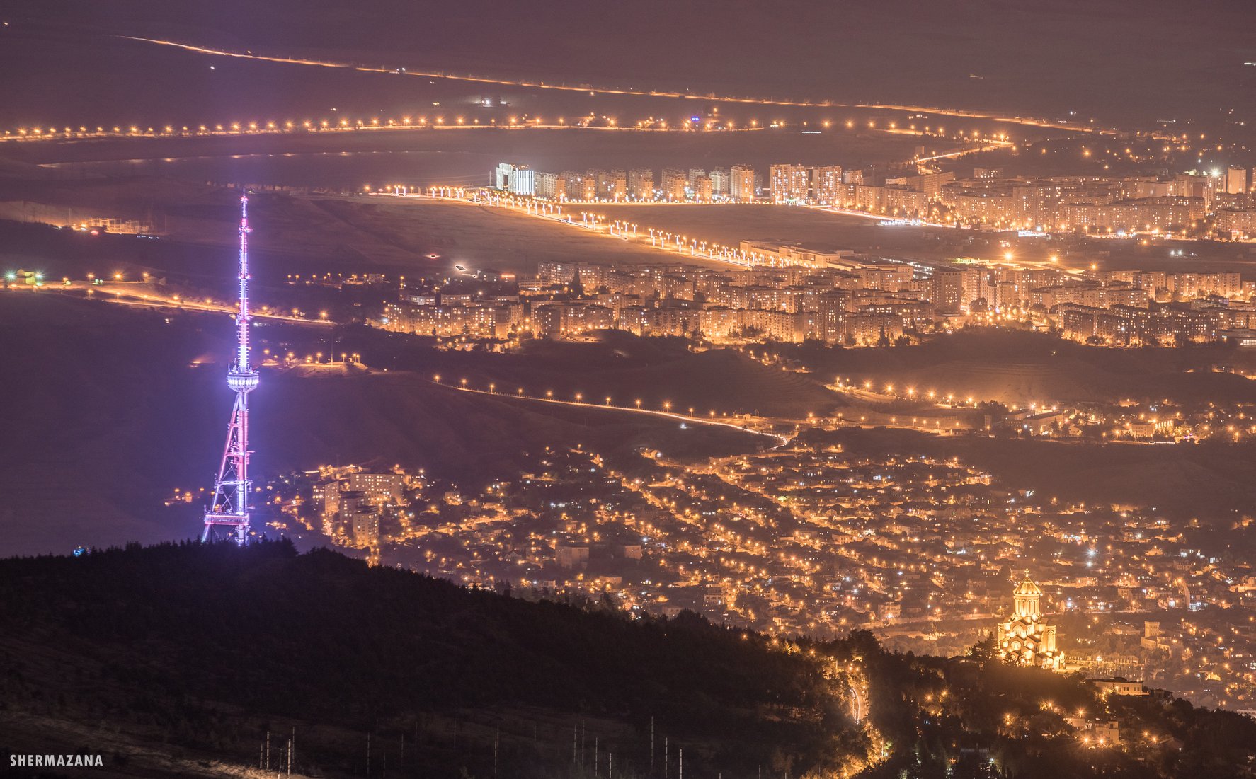 Вид на ночной Тбилиси с горы Мтацминда