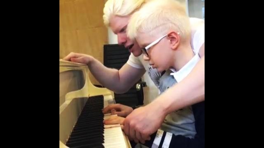 Heartwarming video of Bera teaching his younger brother to play piano ...