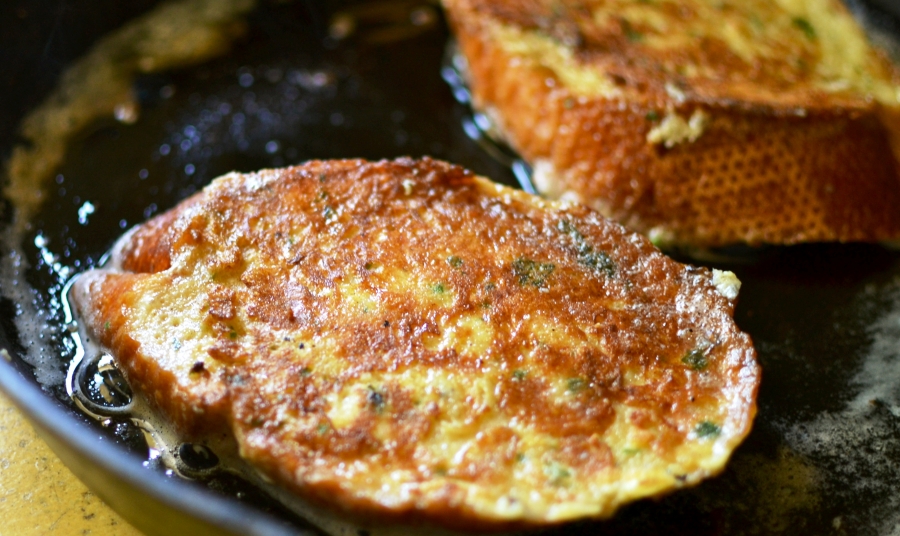 Kikliko Crispy toast with ajika sauce and sulguni