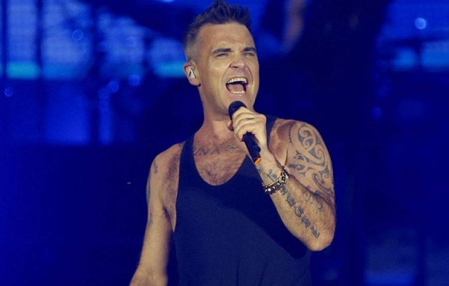 Robbie Williams shows off his muscular physique as he performs in Georgia - Daily Mail - GeorgianJournal