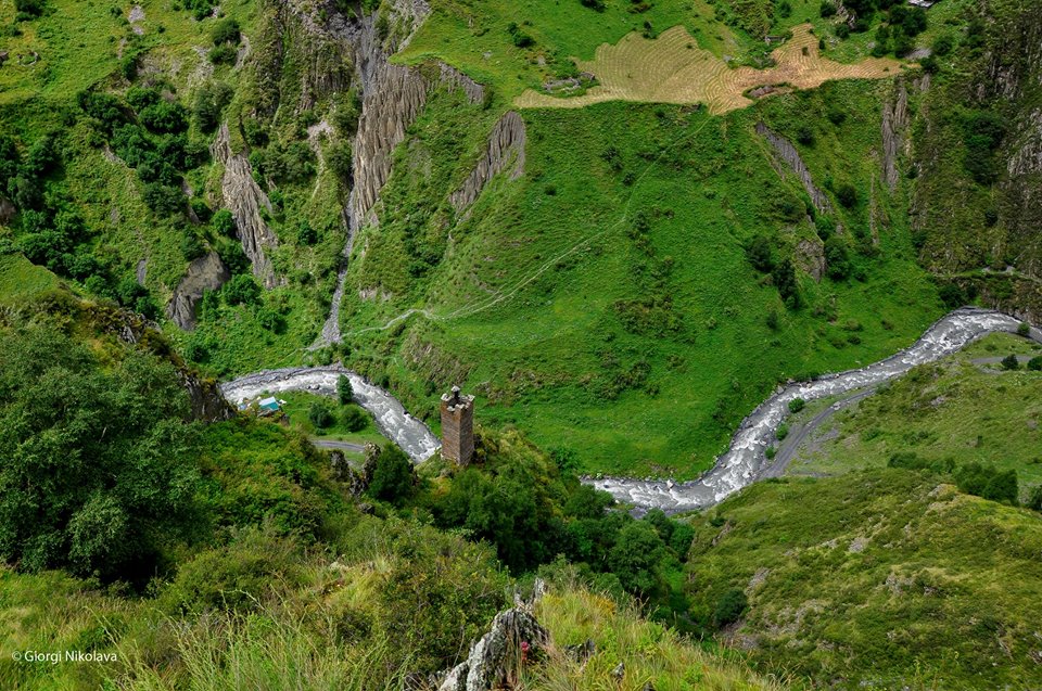 Chuqur tomoqqa lidokain Kavkazlik erkak ayg‘oqchi kamerada rus ayolini sikmoqda.